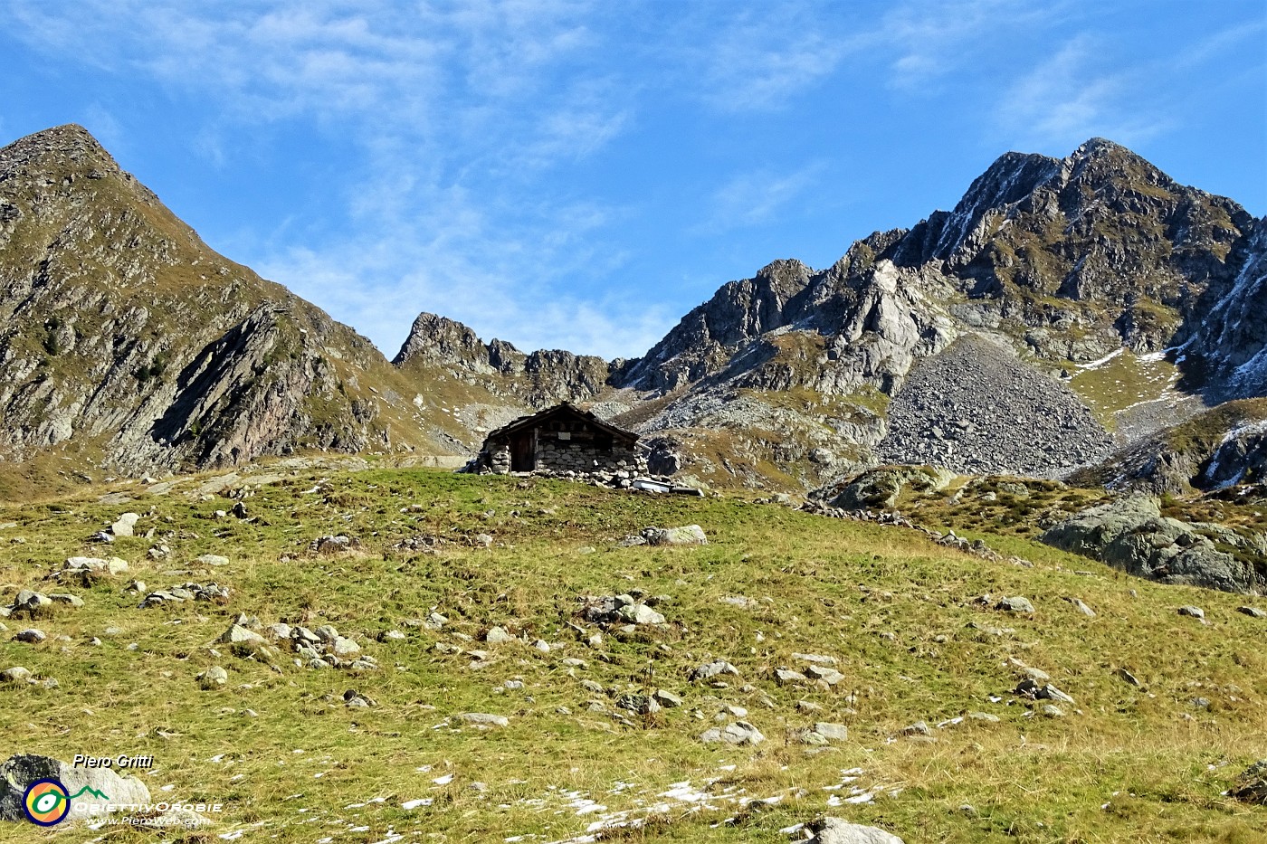 53 Baita del Lago Piccolo con vista in Cadelle.JPG